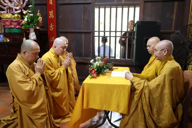 Chư Tăng tác pháp mãn hạ