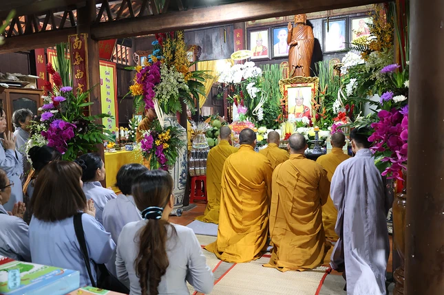 Chư tôn đức môn đồ pháp quyến và Phật tử thành kính tưởng niệm Giác linh Hòa thượng Thích Tắc Ngộ