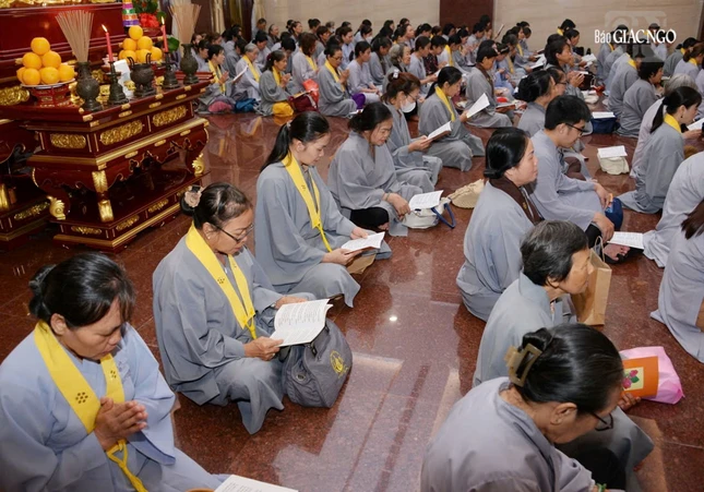 Pháp hội trì tụng kinh Vu lan - Báo hiếu sẽ duy trì cho đến rằm tháng 7-Ất Tỵ bắt đầu vào lúc 17 giờ 45 phút, Phật tử và người dân TP.HCM có thể sắp xếp tùy nghi trở về Việt Nam Quốc Tự tham gia trì tụng