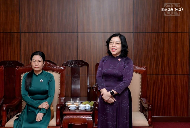 Bà Nguyễn Thị Thu Hường chúc mừng Vu lan đến chư tôn đức Ban Trị sự GHPGVN TP.HCM