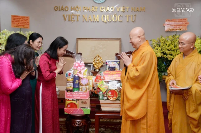 Bà Võ Ngọc Thanh Trúc vấn an và chúc Vu lan đến Hòa thượng Trưởng ban Trị sự TP.HCM