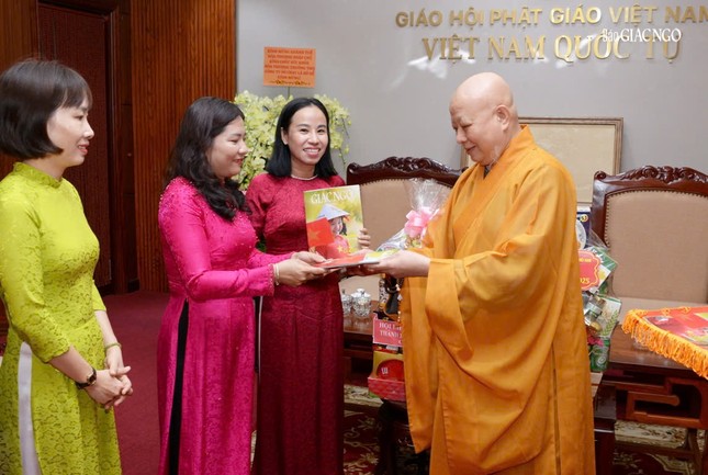 Hòa thượng Trưởng ban Trị sự TP.HCM tặng ấn phẩm Báo Giác Ngộ số đặc biệt Vu lan đến đoàn Hội Liên hiệp Phụ nữ TP.HCM