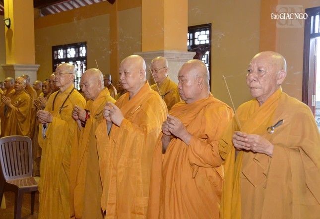 Chư tôn đức dâng hương Giác linh Trưởng lão Hòa thượng Thích Tâm Châu