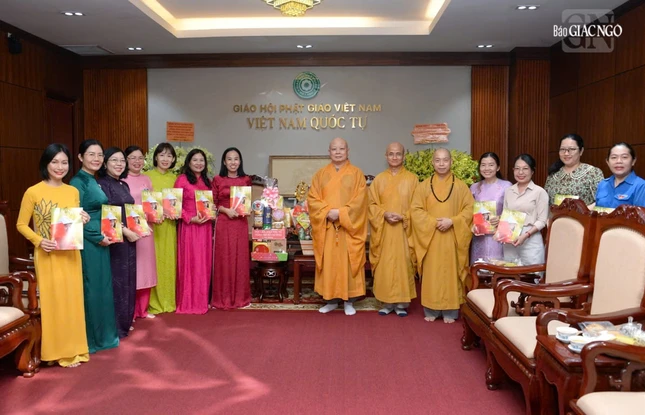 Chụp ảnh lưu niệm cùng chư tôn đức Ban Trị sự