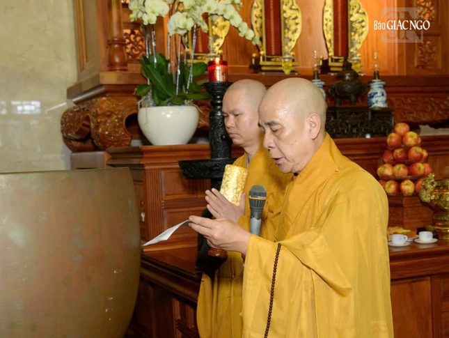 Thượng tọa Thích Quảng Chơn, Trưởng ban Nghi lễ GHPGVN TP.HCM xướng lễ cúng dường
