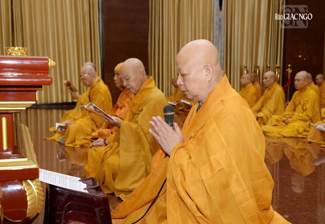 Hòa thượng Thích Lệ Trang cùng chư tôn đức Ban Thường trực tại đàn tràng Pháp hội Vu lan - Báo hiếu sáng 3-9-2025