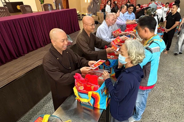 Ban Tổ chức trao quà Vu lan đến những gia đình khó khăn P.Tân Sơn Hòa - Ảnh: CTV