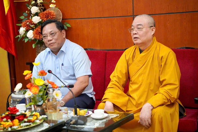 Trưởng lão Hòa thượng Thích Thanh Nhiễu tiếp thân mật Thứ trưởng Bộ Dân tộc và Tôn giáo