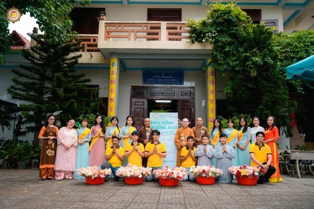 Chuẩn bị chương trình Hoa hồng xuống phố tại chùa Quảng Đức