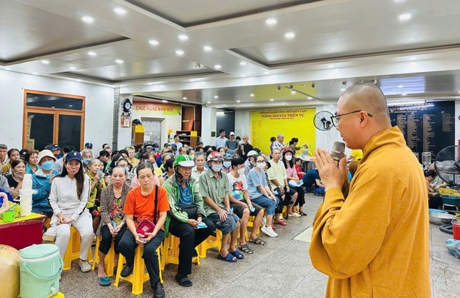 Đại đức Thích Minh Phú chia sẻ với bà con nhân Lễ Vu lan - Báo hiếu - Ảnh T.N