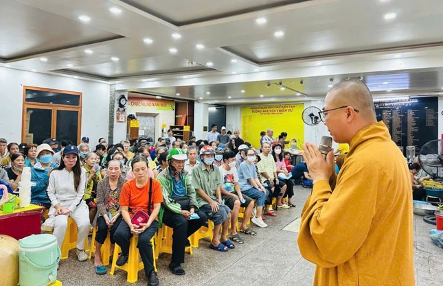 Đại đức Thích Minh Phú chia sẻ với bà con nhân Lễ Vu lan - Báo hiếu - Ảnh T.N