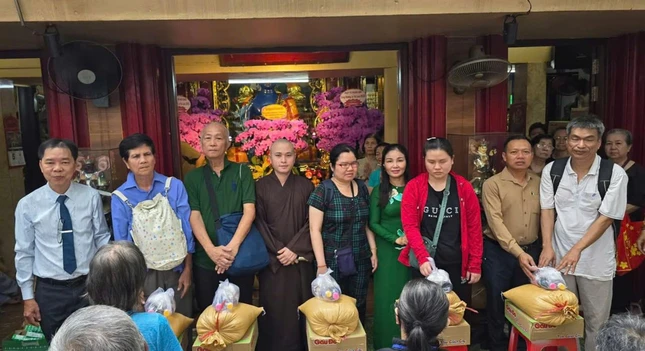 Chùa Văn Thánh trao quà đến những gia đình khó khăn