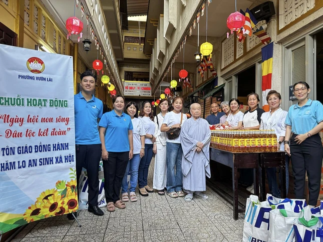 Siêu thị mini 0 đồng, tặng 600 phần quà Vu lan cho người nghèo P.Vườn Lài - Ảnh: T.Tâm Siêu thị mini 0 đồng, tặng 600 phần quà Vu lan cho người nghèo P.Vườn Lài - Ảnh: T.Tâm