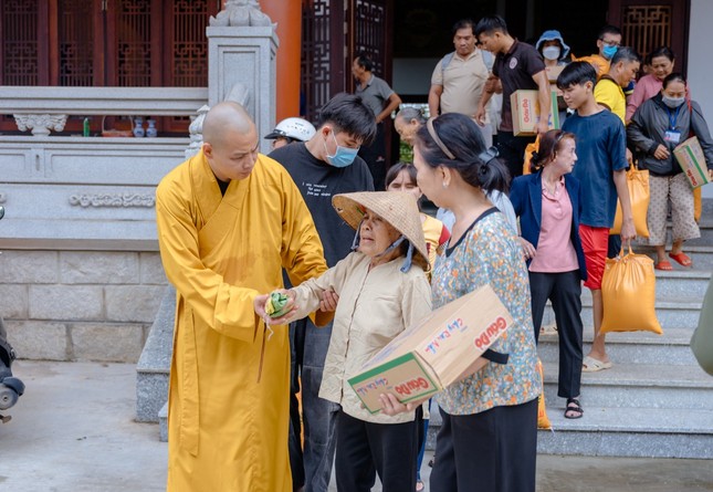 Đại đức Thích Minh Ân, trụ trì chùa Minh Đạo động viên bà con đến nhận quà Vu lan Đại đức Thích Minh Ân, trụ trì chùa Minh Đạo động viên bà con đến nhận quà Vu lan