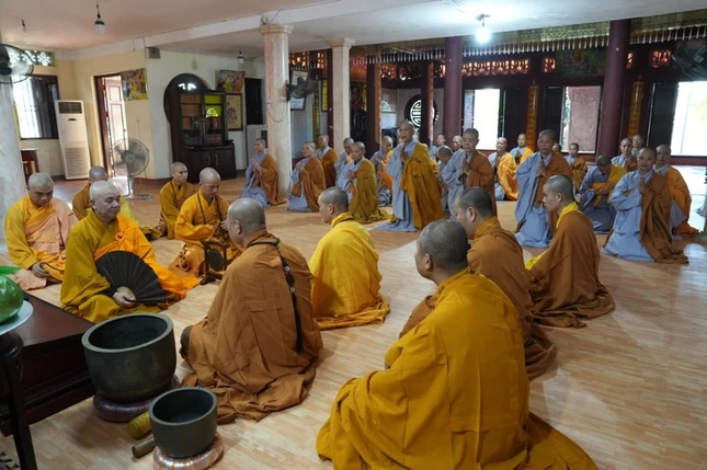 Đại diện chư Ni đỉnh lễ chư Tăng, cầu pháp Tự tứ