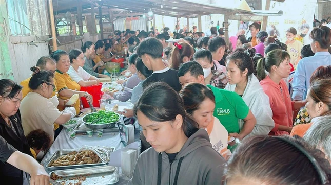 Phật tử, người dân địa phương tham gia buffet chay tại chùa Quan Âm Phật tử, người dân địa phương tham gia buffet chay tại chùa Quan Âm