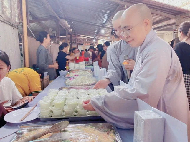 Chuẩn bị buffet chay miễn phí nhân mùa Vu lan - Báo hiếu Chuẩn bị buffet chay miễn phí nhân mùa Vu lan - Báo hiếu