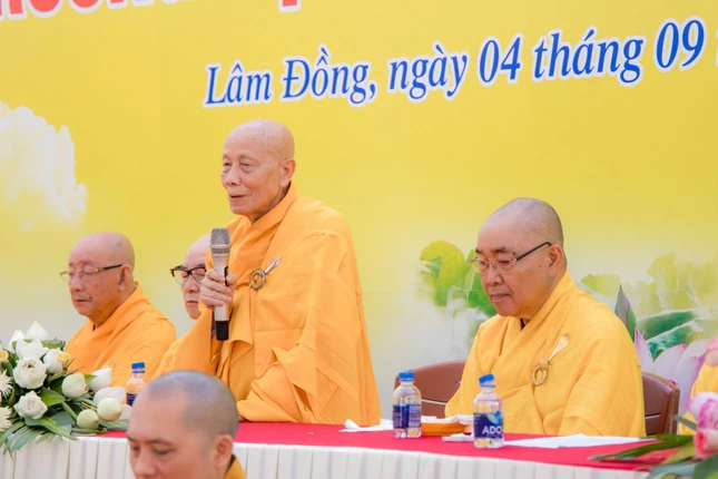 Trưởng lão Hòa thượng Thích Minh Trí ban đạo từ Trưởng lão Hòa thượng Thích Minh Trí ban đạo từ