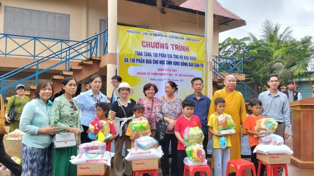 Chùa Đức Hạnh trao quà cho học sinh