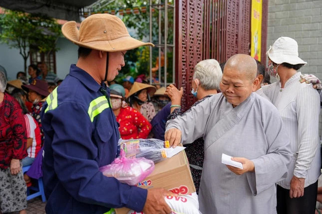 Ni trưởng Thích nữ Tịnh Nghiêm tặng quà Vu lan đến công nhân công trình đô thị