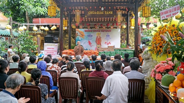 Đại đức Thích Trí Lực, trụ trì chùa Giác Tánh chia sẻ, động viên bà con có hoàn cảnh khó khăn nhân mùa Vu lan - Báo hiếu