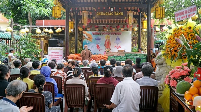 Đại đức Thích Trí Lực, trụ trì chùa Giác Tánh chia sẻ, động viên bà con có hoàn cảnh khó khăn nhân mùa Vu lan - Báo hiếu