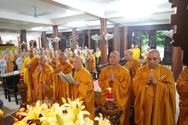 Chư tôn đức thực hiện tại Lễ Tự tứ