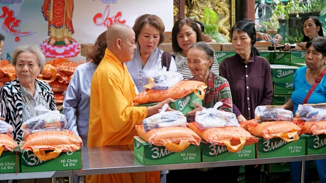 Thượng tọa Thích Từ Trí trao quà Vu lan đến bà con địa phương