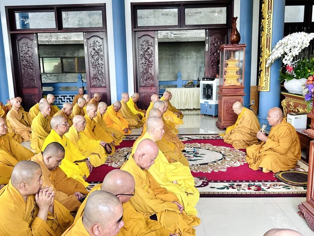 Trưởng lão Hòa thượng Thích Giác Tùng sách tấn đại chúng Trưởng lão Hòa thượng Thích Giác Tùng sách tấn đại chúng