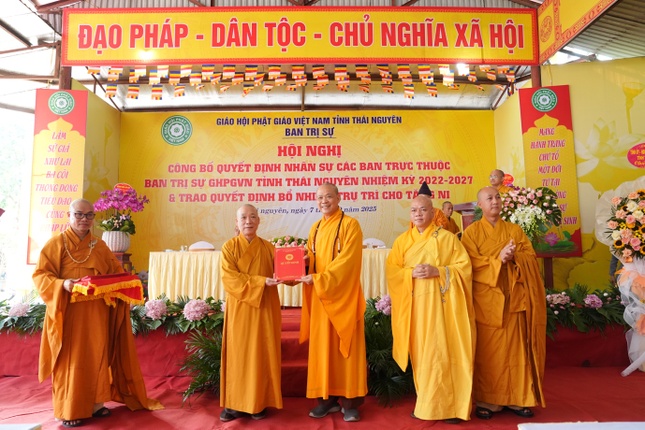 Hòa thượng Thích Bảo Nghiêm trao quyết định nhân sự Ban Trị sự tỉnh