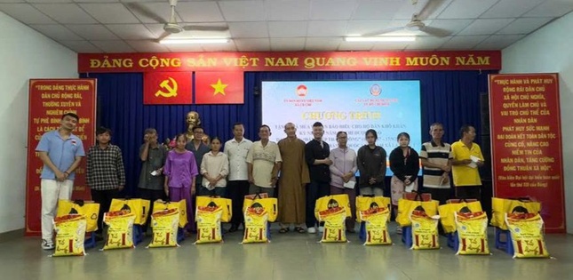 Câu lạc bộ Hạnh Nguyện trao quà đến các gia đình khó khăn tại xã Củ Chi, TP.HCM