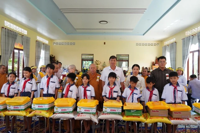 Chùa Linh Nghĩa Diệu Pháp trao quà cho học sinh nhân mùa Vu lan