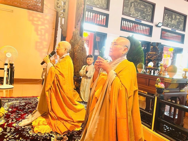 Chư Ni niêm hương bạch Phật