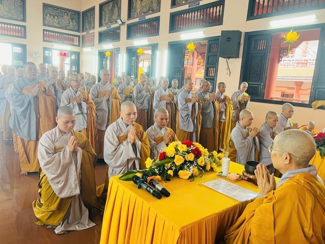 Chư vị hành giả Ni lần lượt tác pháp Tự tứ