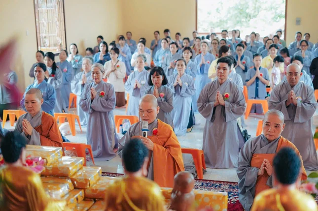 Sư cô Thích nữ Huệ Trí, trụ trì chùa Hải Vân niêm hương Tam bảo Sư cô Thích nữ Huệ Trí, trụ trì chùa Hải Vân niêm hương Tam bảo