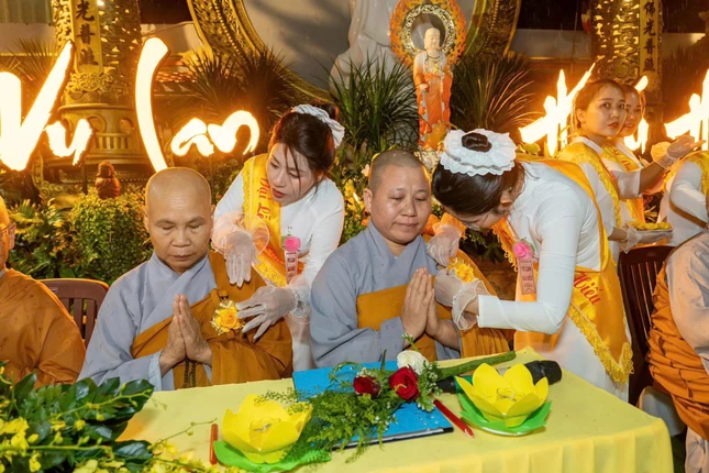 Lễ cài hoa hồng Vu lan tại chùa Phước Thành Lễ cài hoa hồng Vu lan tại chùa Phước Thành