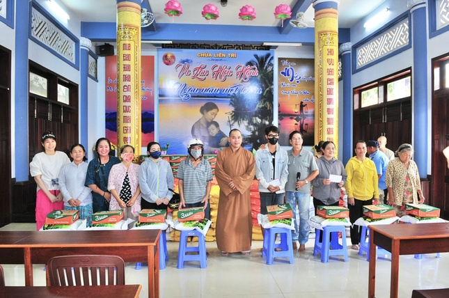 Thượng tọa Thích Thiện Thông trao quà Vu lan đến người nghèo P.Vũng Tàu
