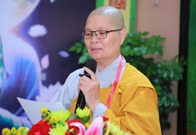 Ni sư Thích nữ Huệ Đức báo cáo quá trình tổ chức khóa bồi dưỡng