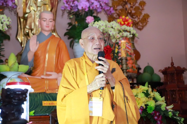 Trưởng lão Hòa thượng Thích Minh Thông ban đạo từ tại lễ khai mạc