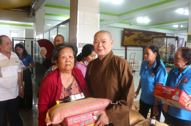 Ni sư Thích nữ Huệ Tuyến trao quà Vu lan đến các hộ nghèo tại địa phương