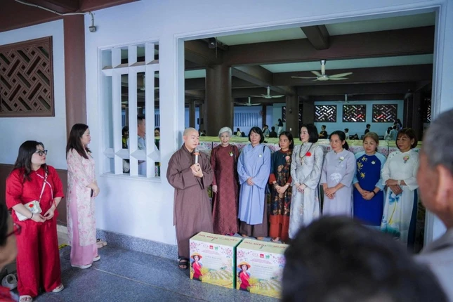 Chư Tăng và Phật tử tu viện Khánh An trao quà tại P.An Phú Đông