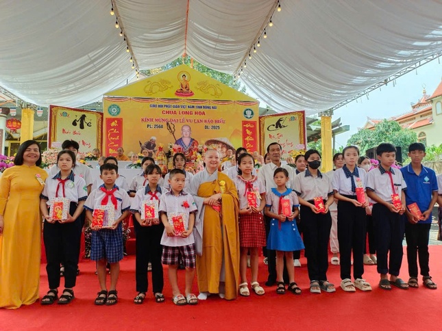 Chùa Long Hoa trao quà, học bổng cho học sinh