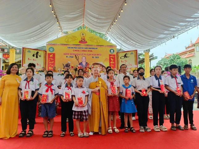 Chùa Long Hoa trao quà, học bổng cho học sinh