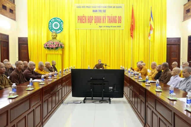 Hòa thượng Thích Thiện Thống đúc kết các nội dung buổi họp