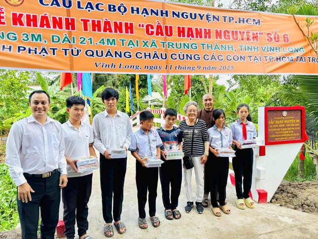 Câu lạc bộ đã trao dụng cụ học tập đến các em học sinh khó khăn