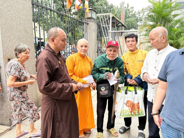 Quà được trao đến những hoàn cảnh cơ nhỡ, khó khăn - Ảnh: Ban TTXH BGN