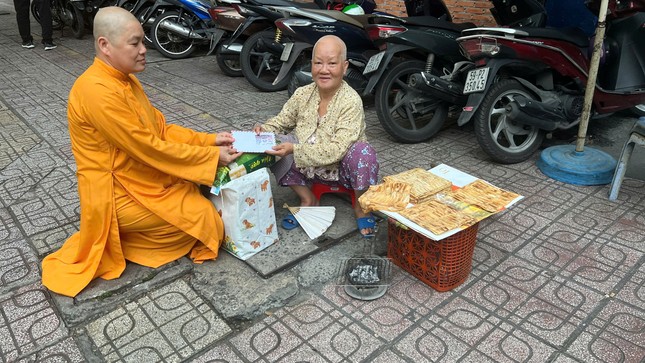Ni sư Thích nữ Liên Thông trao quà đến người nghèo mưu sinh trên đường phố