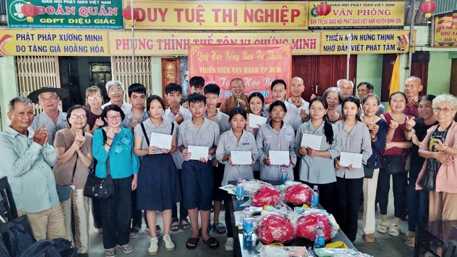 Đoàn trao học bổng cho các em học sinh Đoàn trao học bổng cho các em học sinh