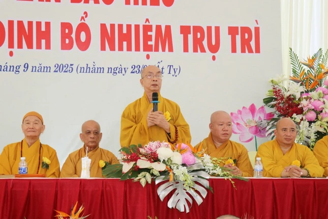 Hòa thượng Thích Nhựt Tấn sách tấn đến với Đại đức tân trụ trì