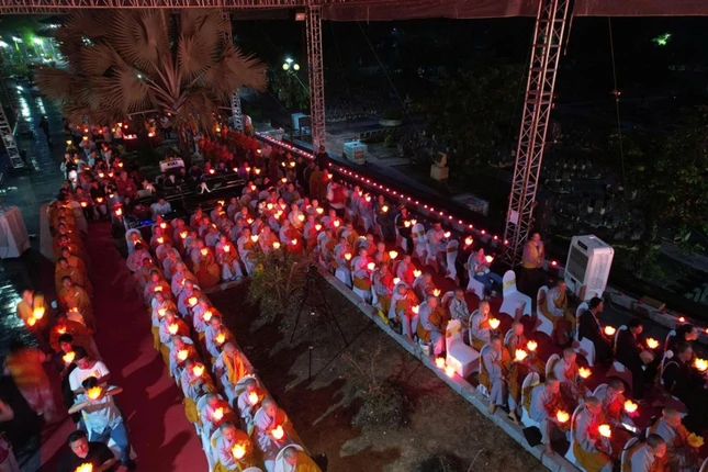 Thắp nến cầu nguyện